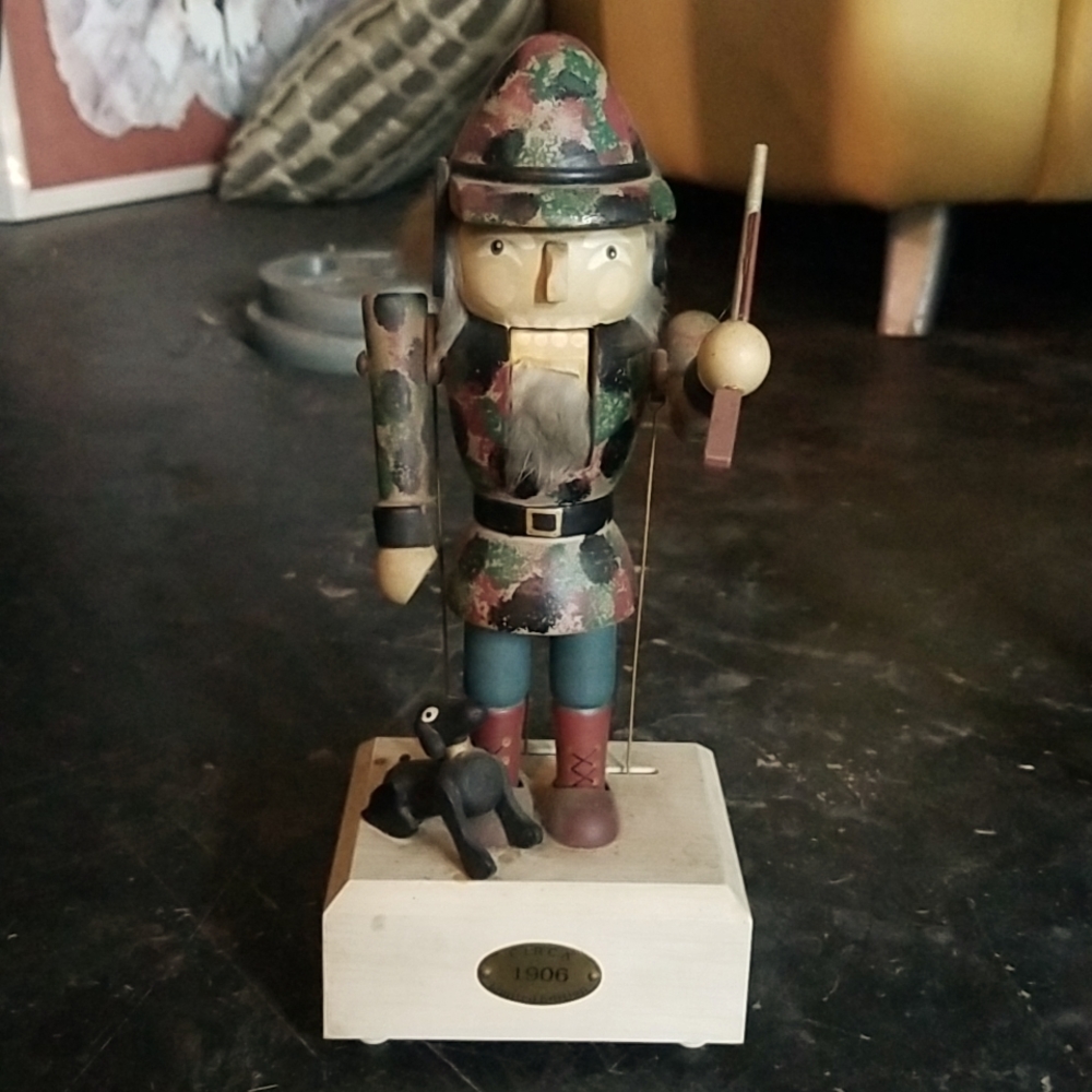 MUSICAL NUTCRACKER LIMITED EDITION HUNTING W/DOG